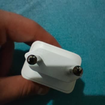 Spigen Şarj Cihazının Ucu Yamuldu