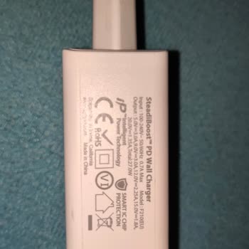 Spigen Şarj Cihazının Ucu Yamuldu