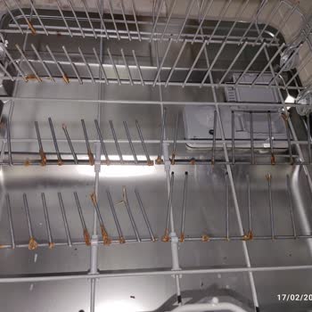 Beko D2 5001 Es Bulaşık Makinesi Alt Ve Üst Raflar Paslandı Parçalandı