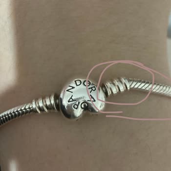 Pandora Mücevher Pandora Bilekliği Zinciri Yamuk Gibi Duruyor
