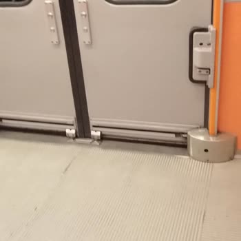 İBB - İstanbul Büyükşehir Belediyesi Metro Sabahları Durakta Birkaç Saniye Beklesin