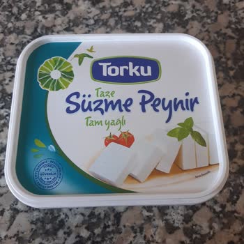 Torku Süzme Peynir Kötü Bir Koku Var Ve Bozuk Ve Ekşi.