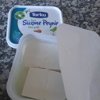 Torku Süzme Peynir Kötü Bir Koku Var Ve Bozuk Ve Ekşi.