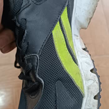 Reebok Ayakta Çatlak Ve Yırtık Var.