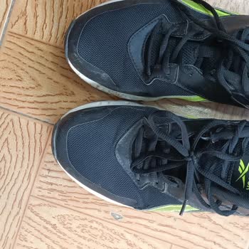 Reebok Ayakta Çatlak Ve Yırtık Var.