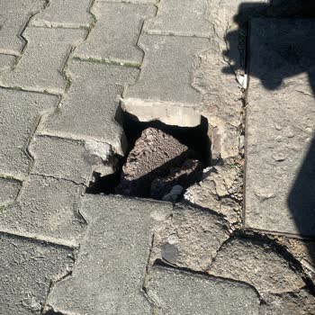 Bornova Belediyesi, Çöken Kaldırım Taşları