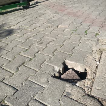 Bornova Belediyesi, Çöken Kaldırım Taşları