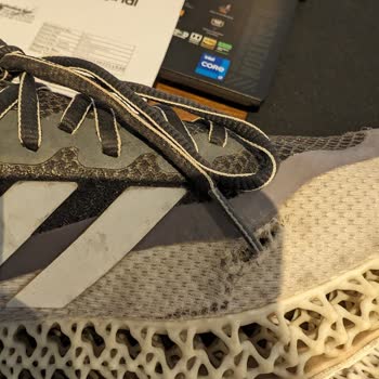 Adidas Sattığı Ayakkabının Arkasında Durmuyor