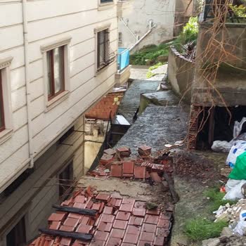 Ataşehir Belediyesi Önümdeki Binanın Yapımı Müteahhidin Bahçe Duvarımı Ve Bahçemi Yıkması