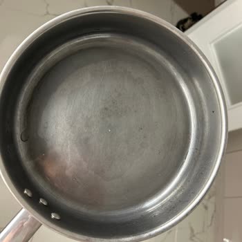 IKEA Çelik Tencerenin İçi Tamamen Karardı, Krom Rengi Gibi.