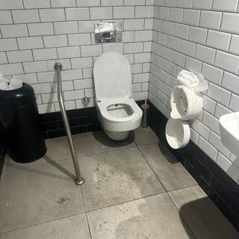 Kuşadası Starbucks Kirli Tuvalet