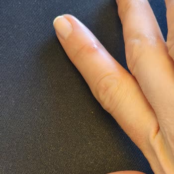 Dyson V15 Süpürge Tetiği Elde Nasır Yapıyor