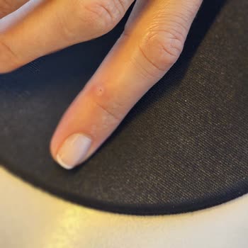 Dyson V15 Süpürge Tetiği Elde Nasır Yapıyor