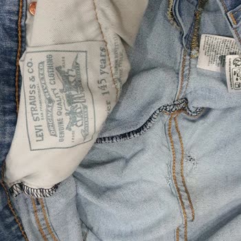 Levis Jean Pantolon Arkasında Durmuyorlar.