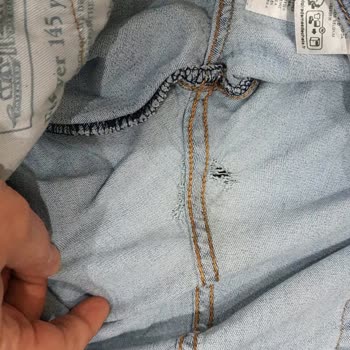 Levis Jean Pantolon Arkasında Durmuyorlar.