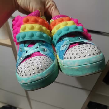 Skechers Mağdur Etmeye Devam Ediyor