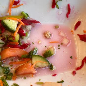 Köfteci Yusuf Salatadan Taş Çıktı