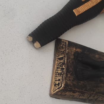 Pegasus Bavul Ve İçindeki Hediyelik Eşyaların Kırılması