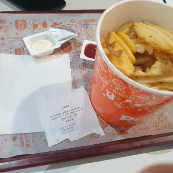 Popeyes Sur Yapı AVM Çalışan Kız Ve Kapalı Şişman Kadın