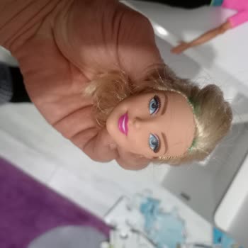 Parçalanan Barbie Bebek
