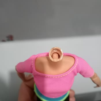 Parçalanan Barbie Bebek