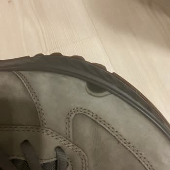 Ecco Ayakkabı Kendi Kendiliğinden Terleme Tarzı Leke Yapıyor