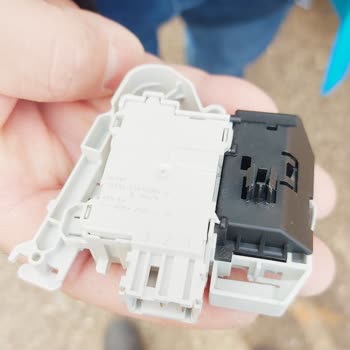 Bosch Seri4 Çamaşır Makinesi Kilitli Kalan Kapak