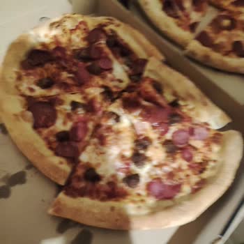 Pizza Hut'tan Gelen Dağınık Pizzalar ve Kuru Sos Hayal Kırıklığı