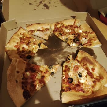 Pizza Hut'tan Gelen Dağınık Pizzalar ve Kuru Sos Hayal Kırıklığı