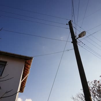 Türk Telekom Telefon Direğinden Komşumuza Çekilen Kablo