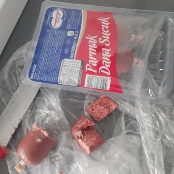 Cumhuriyet Sucukları Pişirme Esnasında Sucuk İçerisinden Çıkan Yabancı Madde