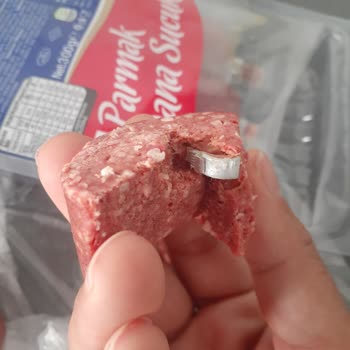 Cumhuriyet Sucukları Pişirme Esnasında Sucuk İçerisinden Çıkan Yabancı Madde