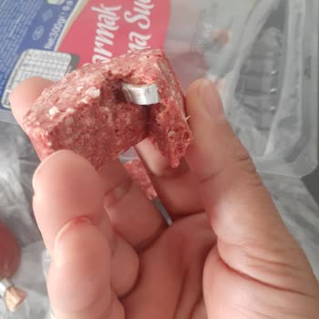 Cumhuriyet Sucukları Pişirme Esnasında Sucuk İçerisinden Çıkan Yabancı Madde
