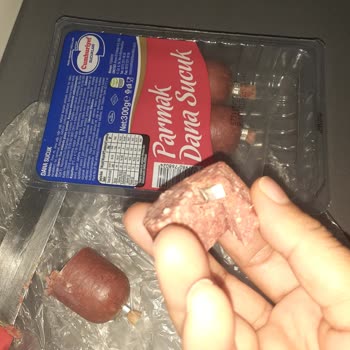 Cumhuriyet Sucukları Pişirme Esnasında Sucuk İçerisinden Çıkan Yabancı Madde