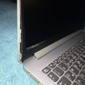 Lenovo Bilgisayar Sol Alt Menteşe Kırığı