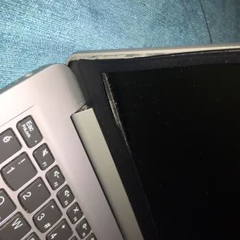 Lenovo Bilgisayar Sol Alt Menteşe Kırığı