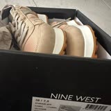 Probleme mit falschen Größen bei Sportschuhen von Nine West