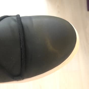 Die Stiefel von Nine West zeigten Farbverlust nach Regen