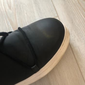 Die Stiefel von Nine West zeigten Farbverlust nach Regen