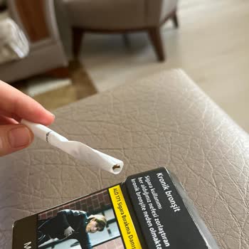 Philip Morris Sigara Paketin De Çıkan Tütünü Dökülmüş Ürün