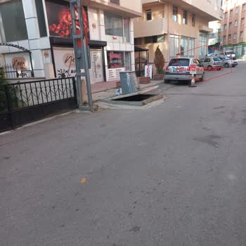 Pendik Belediyesi Çöp Konteynerin Ev Girişine Koyulması