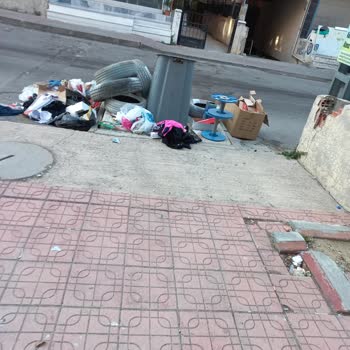 Pendik Belediyesi Çöp Konteynerin Ev Girişine Koyulması