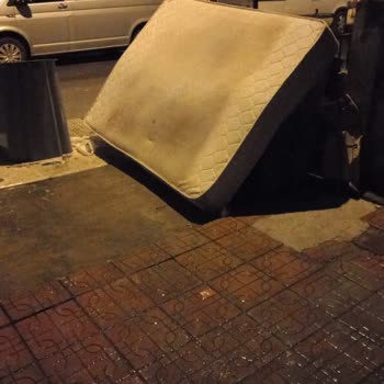 Pendik Belediyesi Çöp Konteynerin Ev Girişine Koyulması