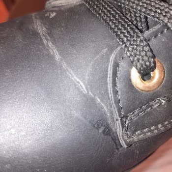 Schnelles Abblättern des Leders nach kurzer Nutzung bei FLO Kinetix Stiefeln