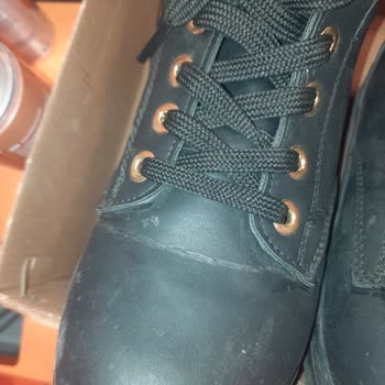 Schnelles Abblättern des Leders nach kurzer Nutzung bei FLO Kinetix Stiefeln