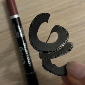 Мало продукта в новом карандаше для губ Golden Rose