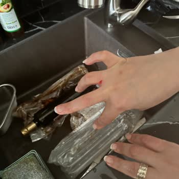 hepsiJET Kırık Şişe Kargoda