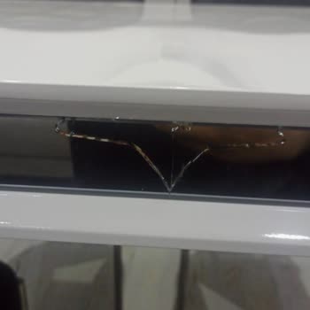 Aksu Home Kırık Masa Geldi. Rafı Da Takarken Kırdılar