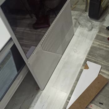 Aksu Home Kırık Masa Geldi. Rafı Da Takarken Kırdılar