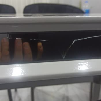 Aksu Home Kırık Masa Geldi. Rafı Da Takarken Kırdılar